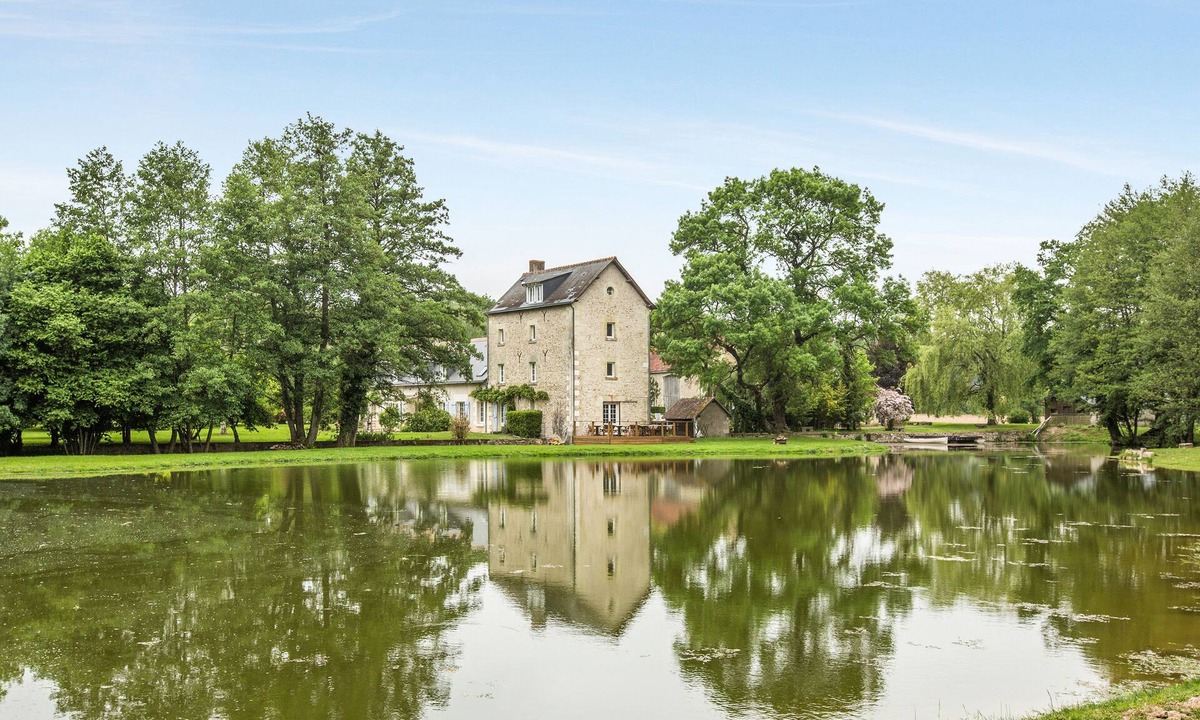 Reugny House | Old mill from the 19th century and its pond in the heart of the Châteaux of the Loire Valley