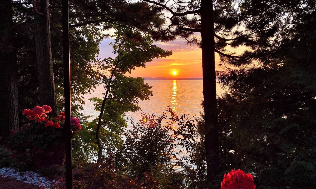 Traverse City House | Old Mission Peninsula Private Sandy Beachfront Home