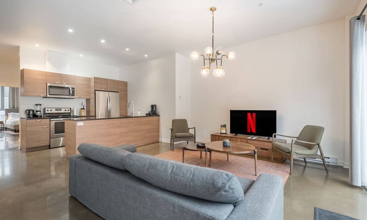 International District Apartment | Old Montreal Penthouse – Iconic Location
