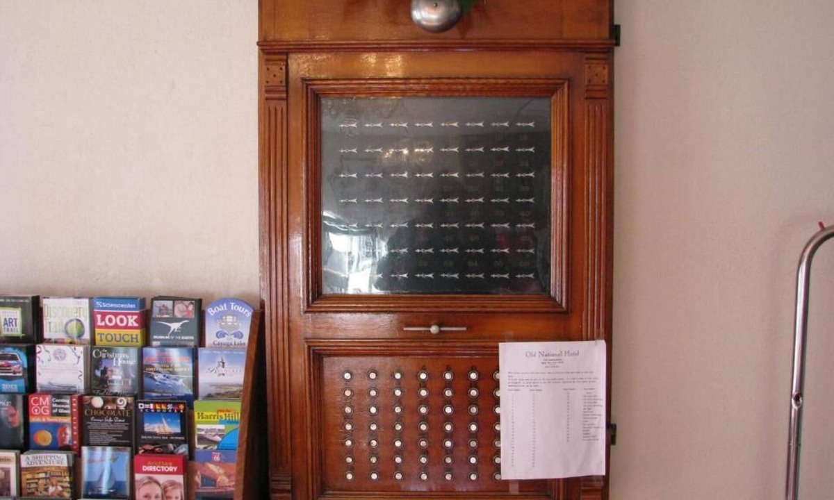 Bath Hotel | Old National Hotel
