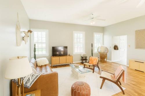 Niles House | Old School Charm | Sleeps 6
