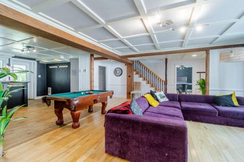 Ste Anne de Beaupre House | Old-Time Charm - 12 Guests - Billiards & Hot Tub