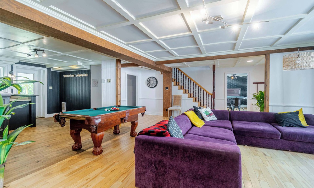 Ste Anne de Beaupre House | Old-Time Charm | 12 Guests | Billiards & Hot Tub