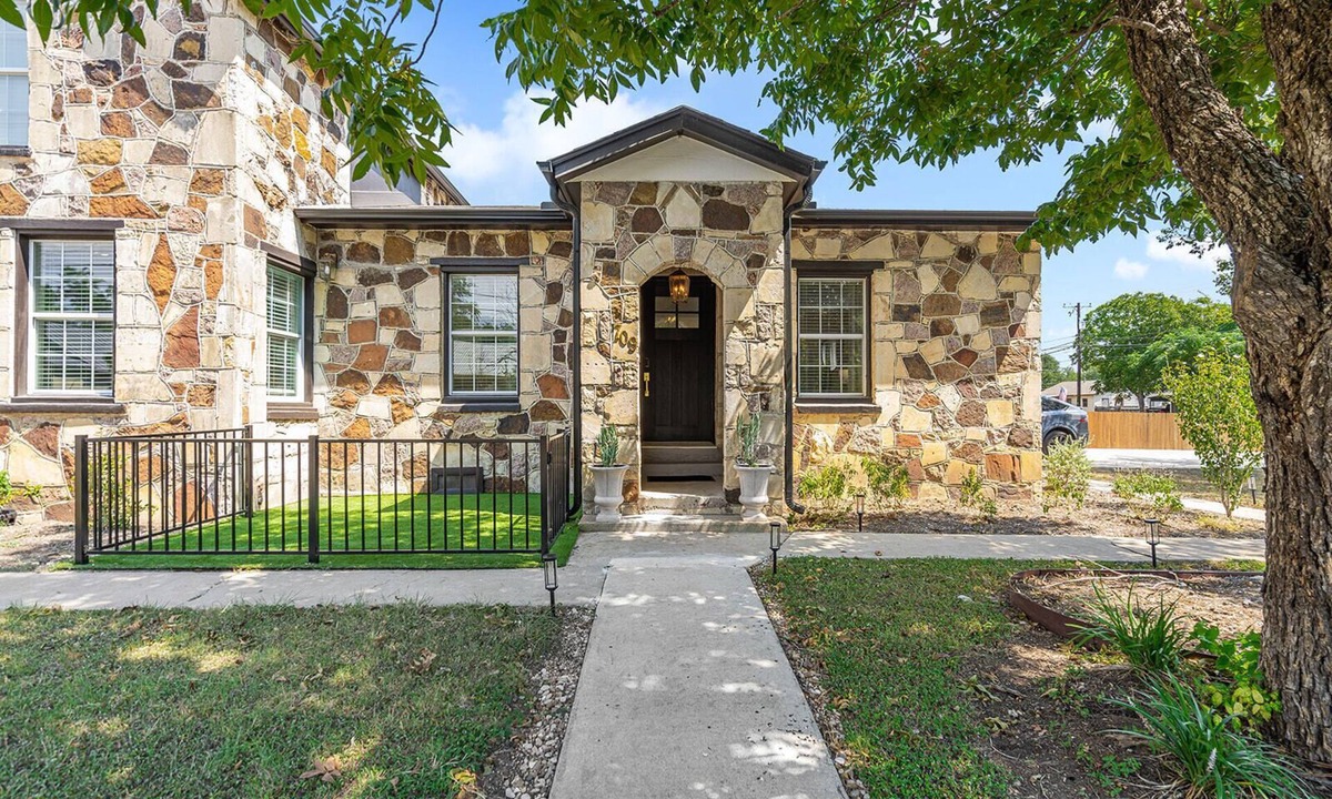 Georgetown House | Old Town Stone Cottage, Walk to Square & Southwestern, Family-Friendly, EV Ready