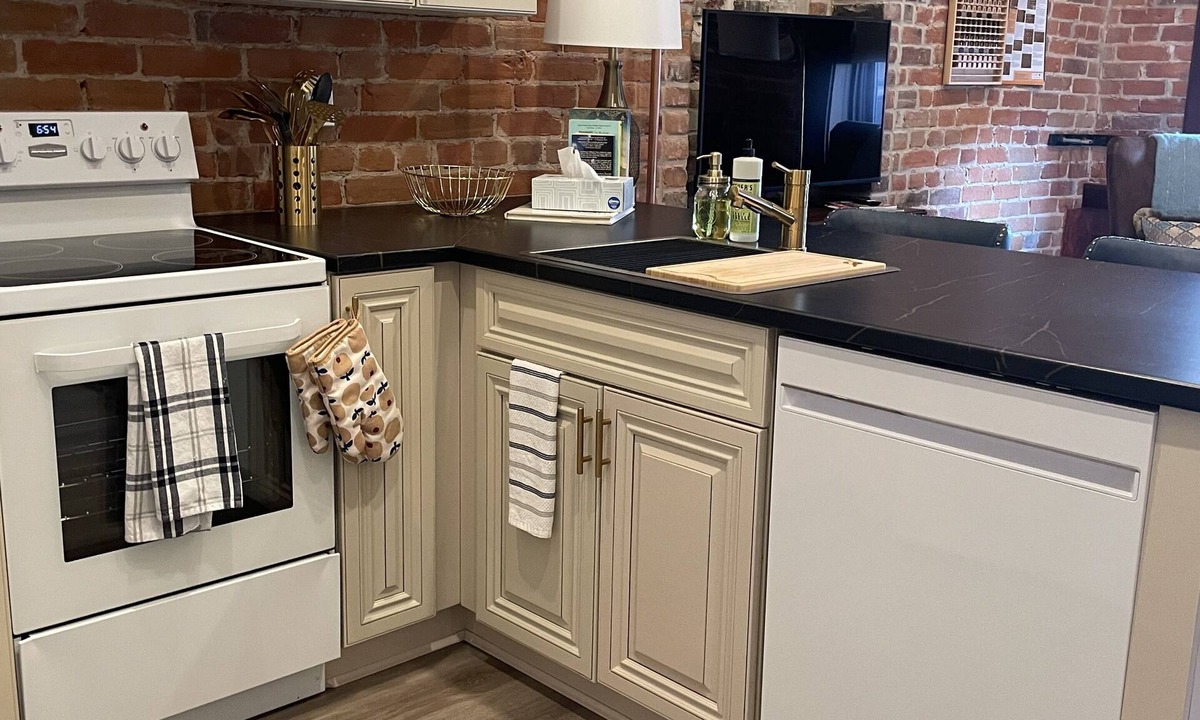 Belleville Apartment | Old World Charm: Burrows Suite #4 - Belleville, ON