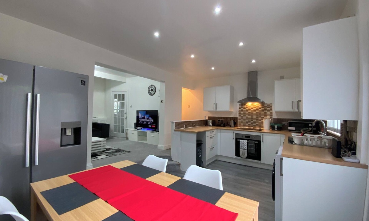Failsworth Apartment | Oldham Home Free Parking 3bed 1bath