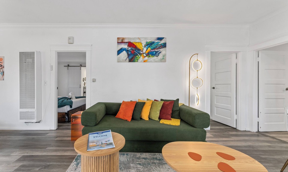 Old Town House | OldTown Retreat w/Big Yard, Axe Throwing & Badminton