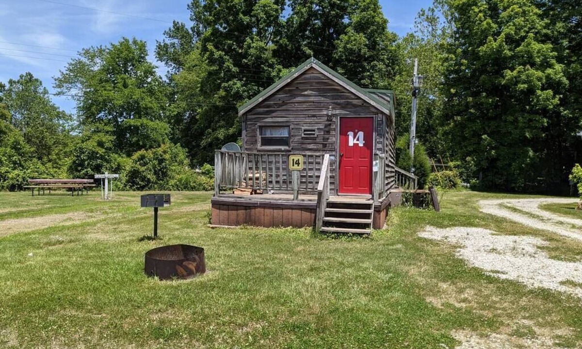 Helmsburg Cabin | "Ole Pete" Tiny Home Cabin #14 | Pet Friendly