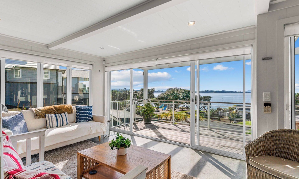 Algies Bay House | Oli Kai - Algies Bay Holiday Home