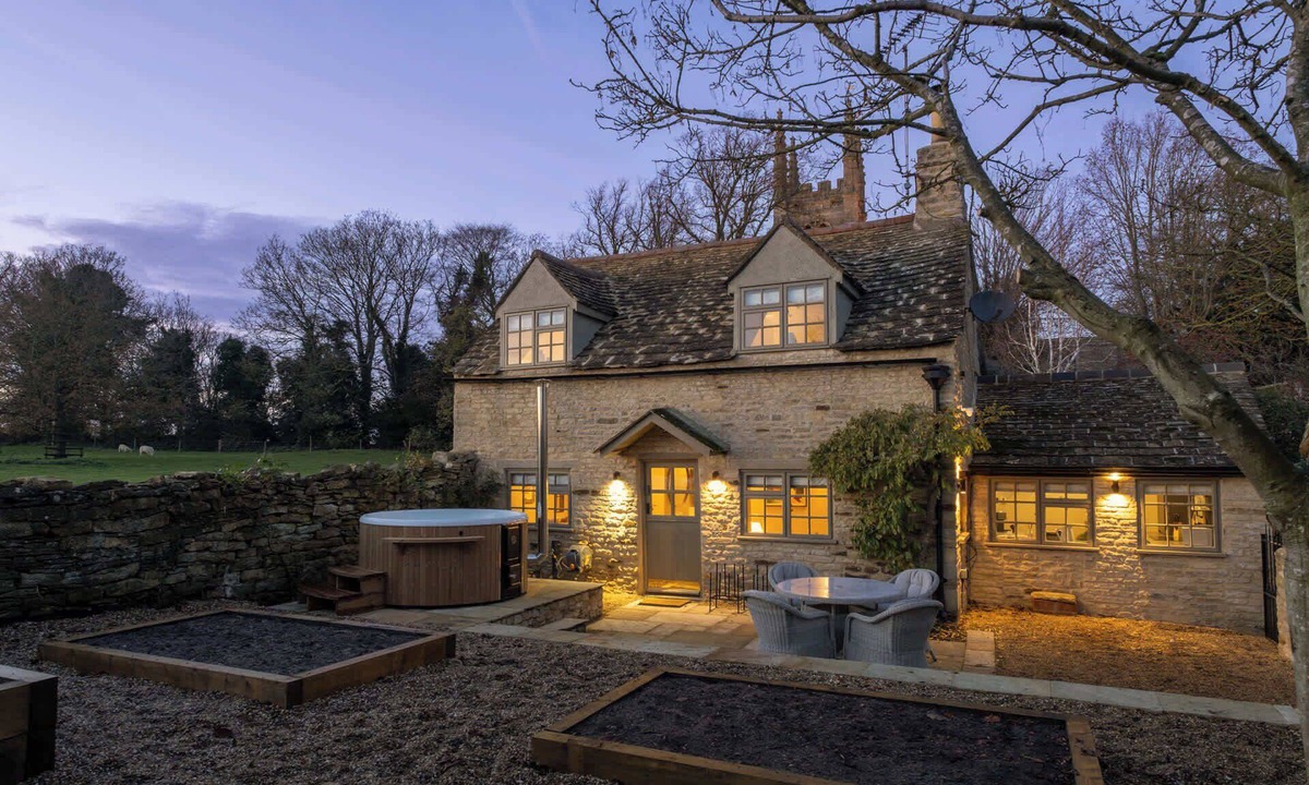 Easton on the Hill House | Olive Cottage with Woodfired Hot Tub