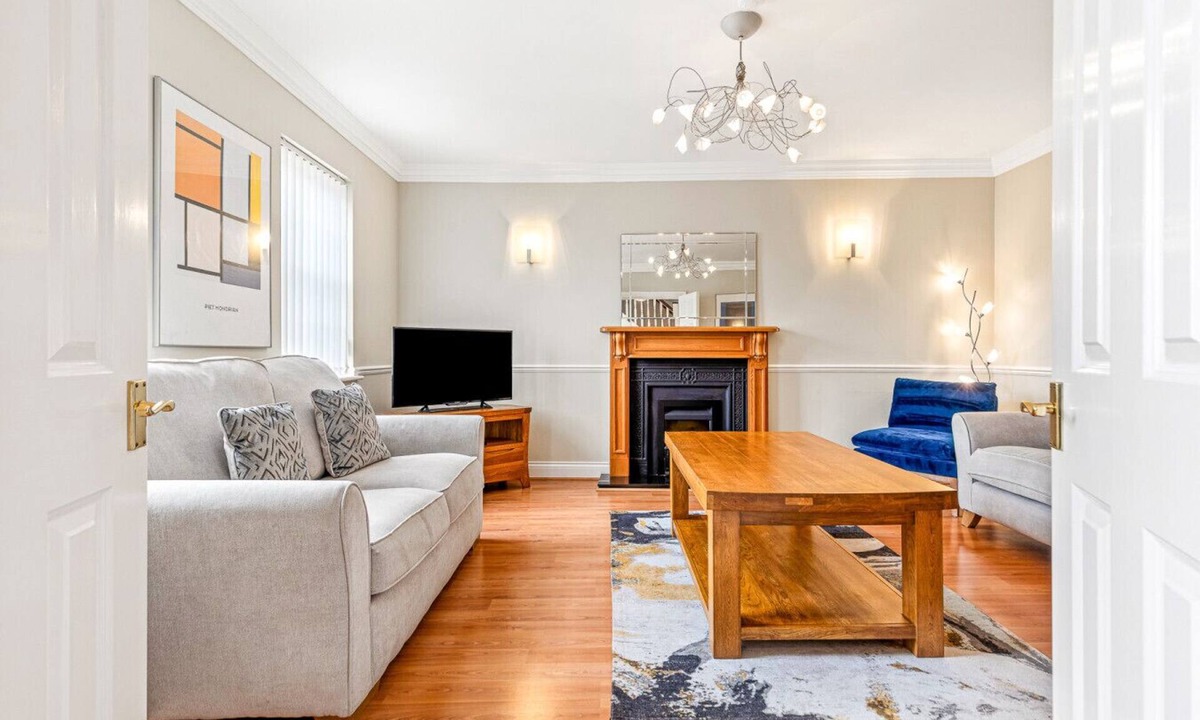 Henley-on-Thames House | Olive Tale - 3 Bed Townhouse with Parking