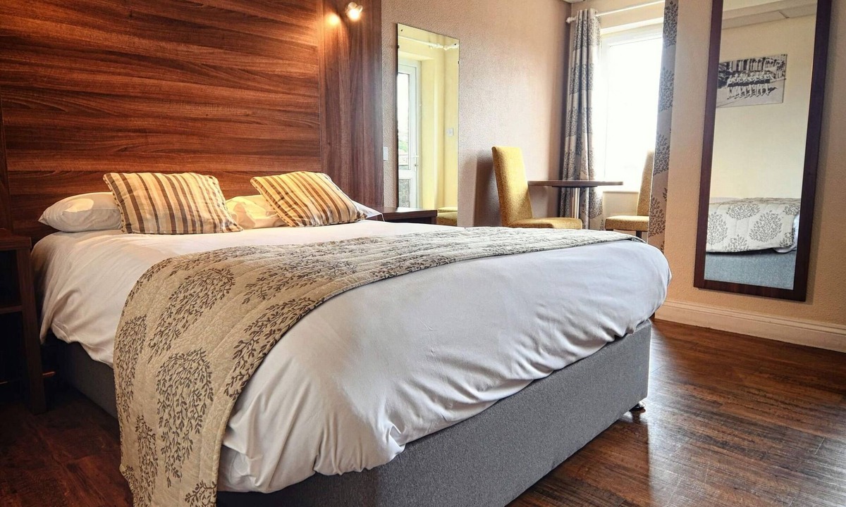 March Hotel | Oliver Cromwell Hotel