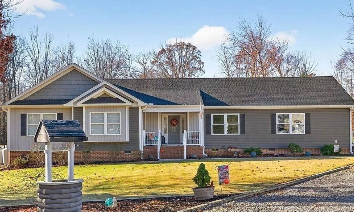 New Kent House | Olivet Oasis - saltwater pool, hot tub, pond, walking trails, game room