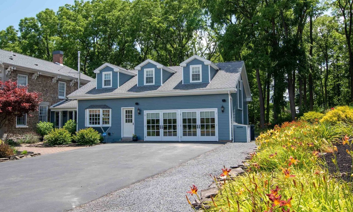 Town of Varick Cottage | Olver Farm Guest House : Park-Like Setting