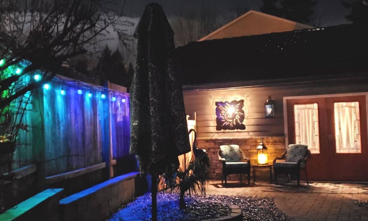 East Olympia House | Olympia Hideaway- Classy, Cozy and Chic!