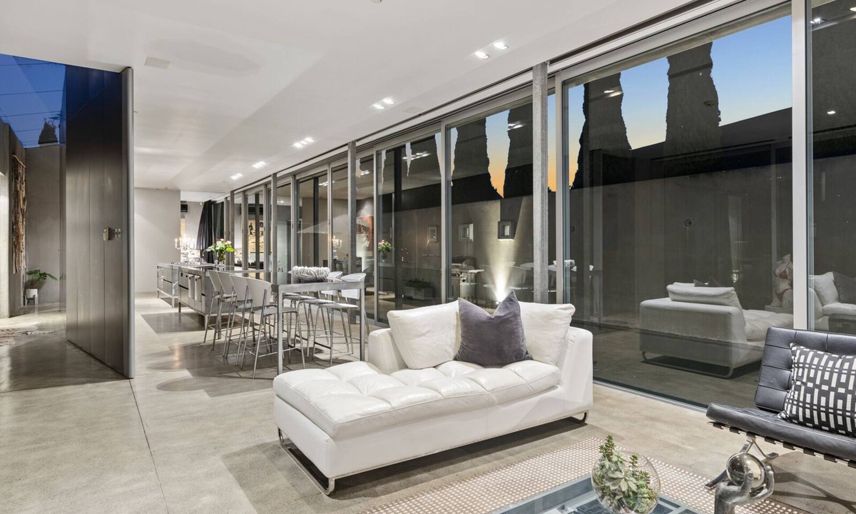 Omaha House | Omaha's Luxurious Hideaway