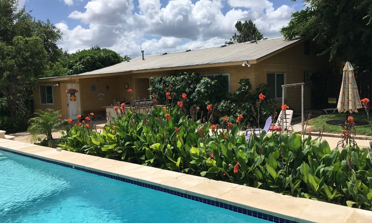 Schertz House | Omi's Bed and Breakfast Farm, Vineyard and Pool, Winter Texans welcome always