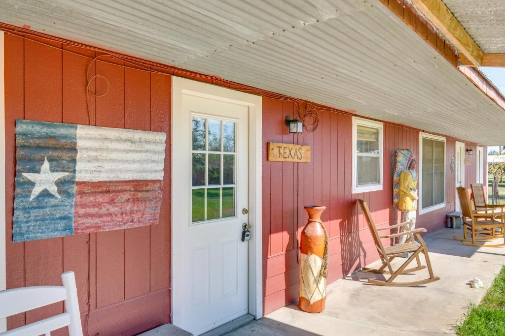 Carmine Apartment | On 60-Acre Farm w/Pond: Charming Carmine Studio!