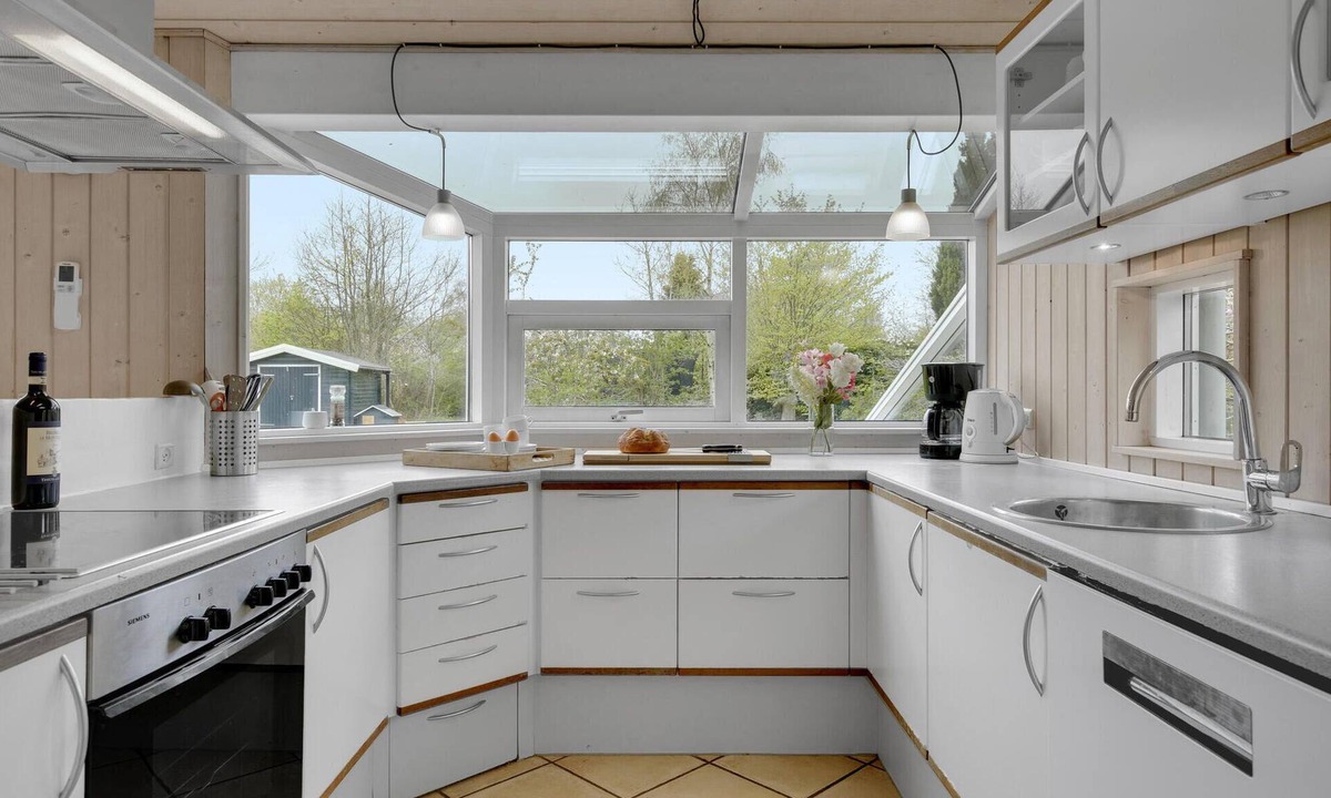 Dronningmolle House | On a natural plot in Dronningmølle stands this beautiful vacation home with room for two families.