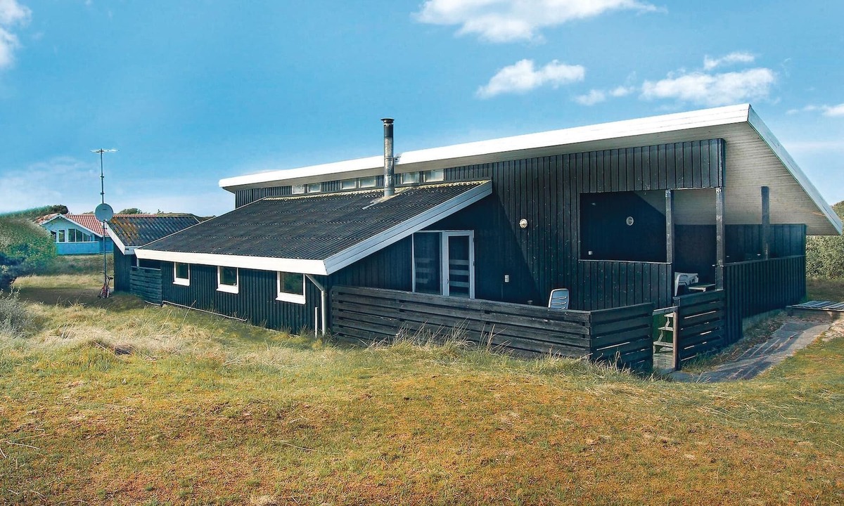 Rindby Strand House | On an attractive dune plot in Rindby lies this well-maintained, beautiful summer house, which is exc