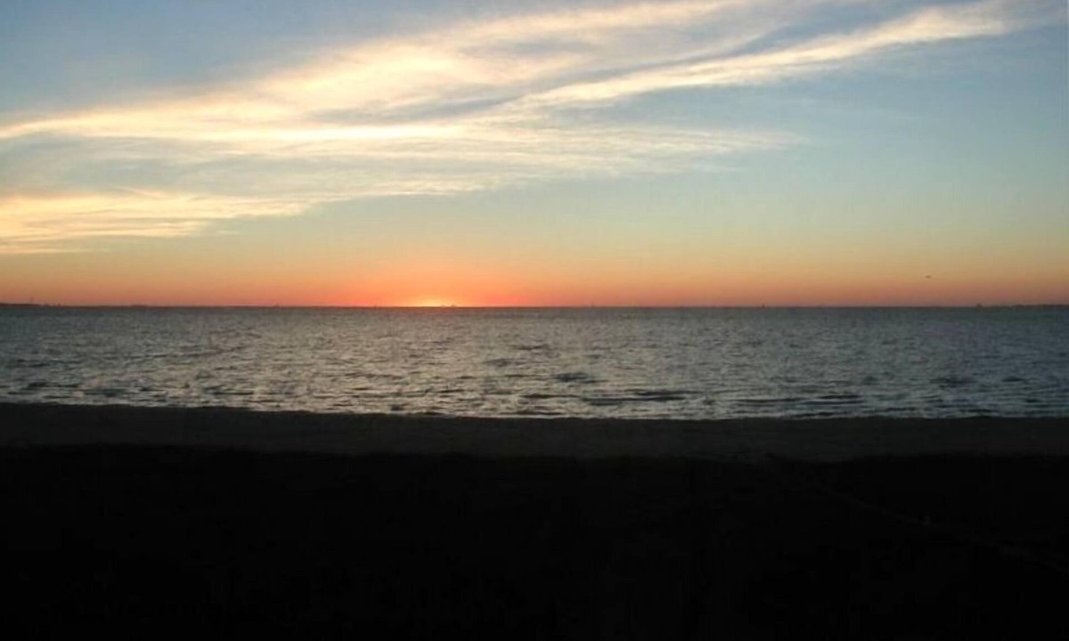 North Beach Condo | On Beach and Close to Fun! - Monthly and Weekly Discounts