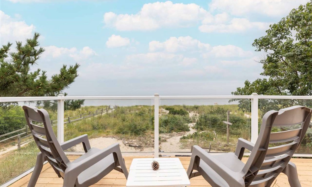 Villas House | On Beach, Sunsets, Bikes+Kayaks, Pet Friendly, Firepit, Serenity.