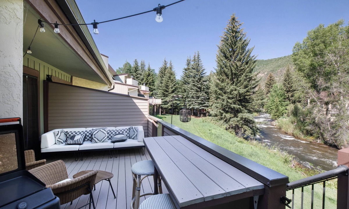 Intermountain House | On Bus Route | 5 Mins to Vail Village | Steps from Eagle River