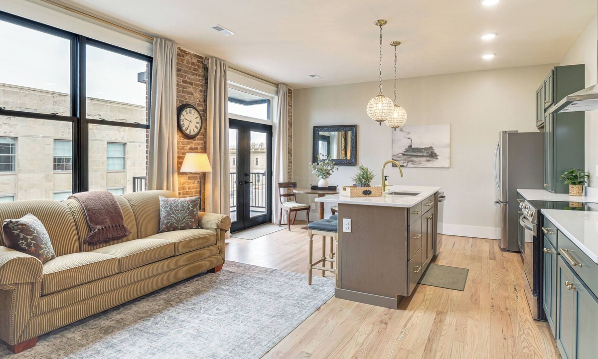 Lawrenceburg Condo | On Dtwn Square! Chic Lawrenceburg Condo w/Balcony