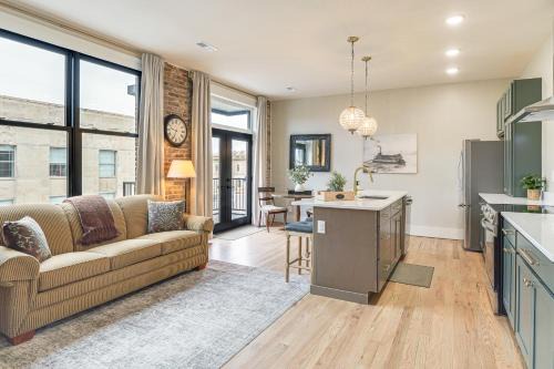 Lawrenceburg House | On Dtwn Square! Chic Lawrenceburg Condo w/Balcony