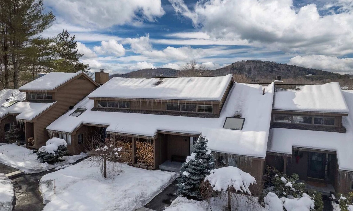 West Hartford Condo | On Golf Course, Sauna, Great Views! - Landmark 1B