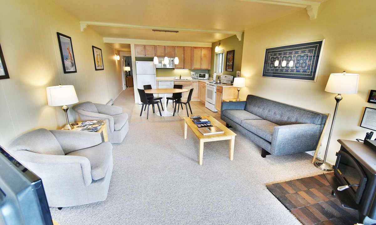 Dillon Condo | On Lake! End Unit, Hot Tub, Elevator! Easy Drive to 6 Ski Areas, Dining
