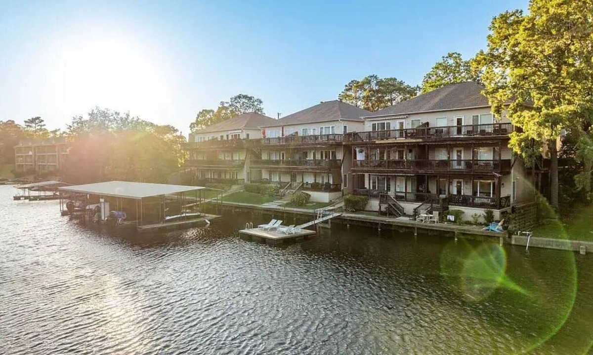 Lakeland Condo | On Lake Hamilton! Relax & getaway this summer. Special rates for 30+ day stays