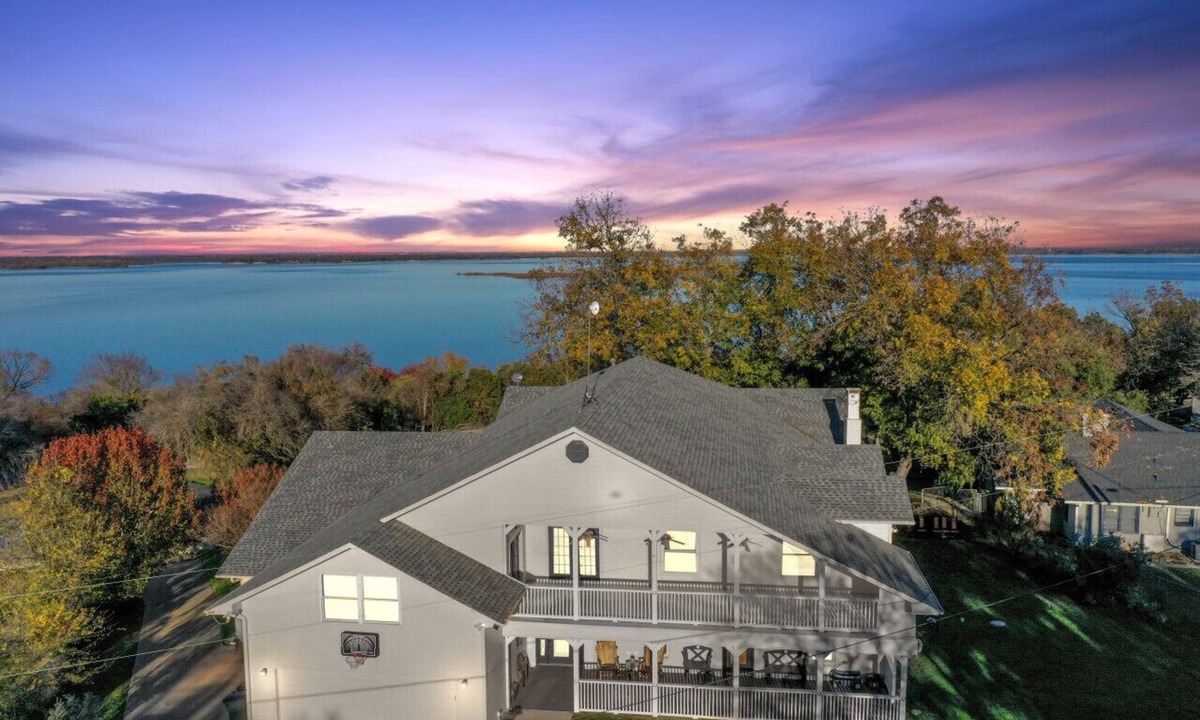 Clifton House | On Lake~Retreats~Brand New Kitchen~Game Room~Pets