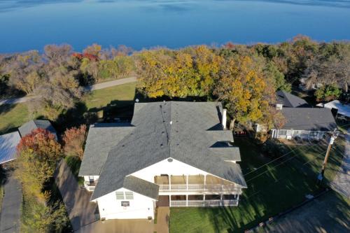 Clifton House | On Lake Retreats Family Gatherings Game Room Pets