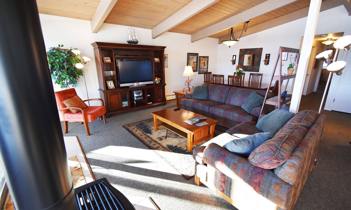 Dillon Condo | On Lake! Top Floor Views, Deck! Elevator, Hot Tub. Easy Drive to 6 Ski Areas