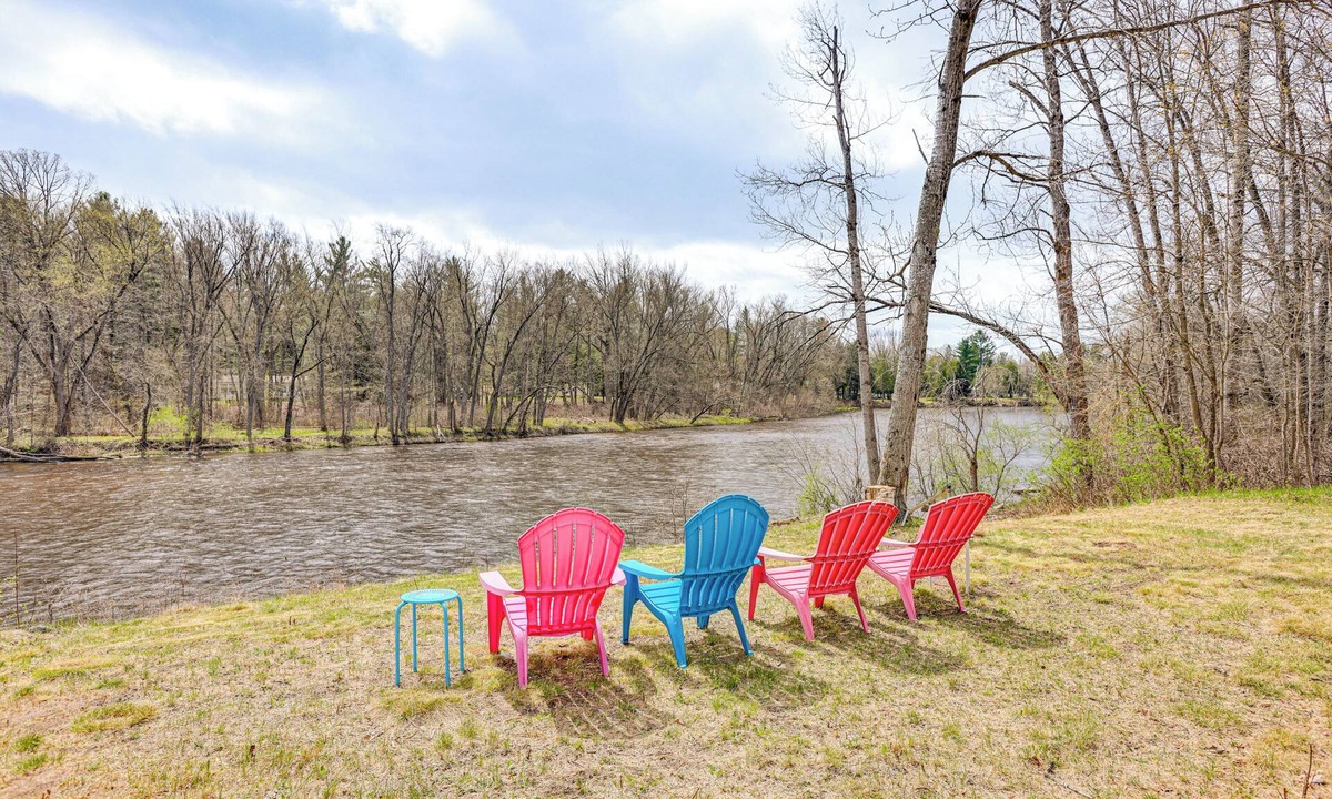 Evart Cabin | On Muskegon River! Wooded & Peaceful Retreat