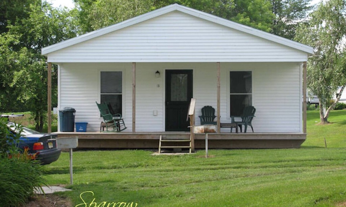 Vergennes Cottage | On Otter Creek! 1-bedroom cottage with WiFi and AC!