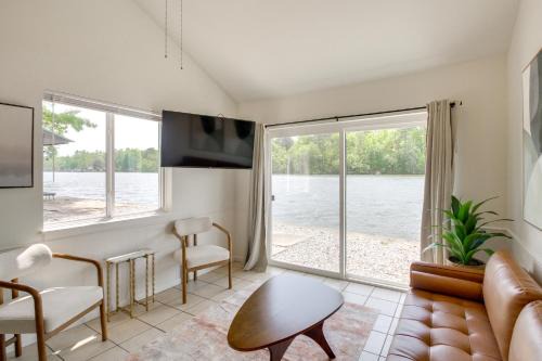 Mid America House | On-Site Boat Launch! Lakefront Hot Springs Cabin