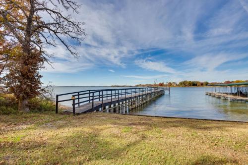 Cayuga Apartment | On-Site Boat Ramp: Pet-Friendly Kerens Studio!