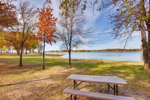 Cayuga Apartment | On-Site Fishing Pier: Pet-Friendly Kerens Cabin!