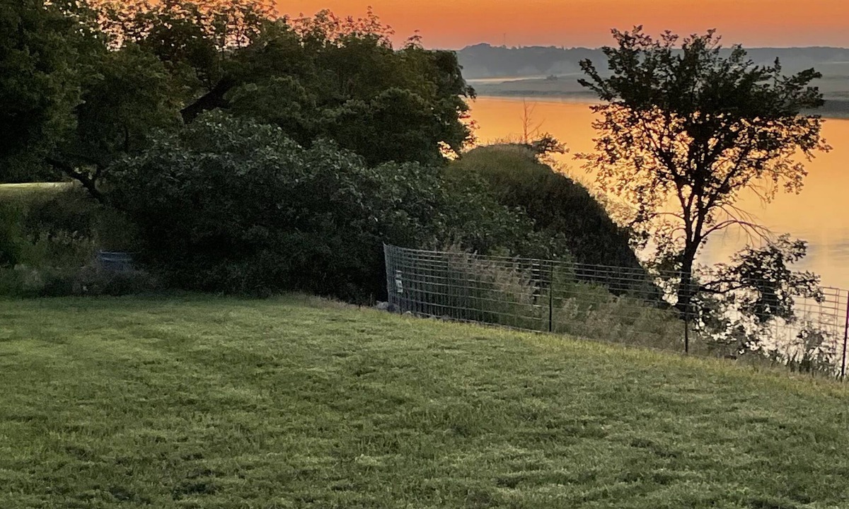 Springfield House | On the Bluff, Overlooking the River. Outdoorsman’s Paradise!
