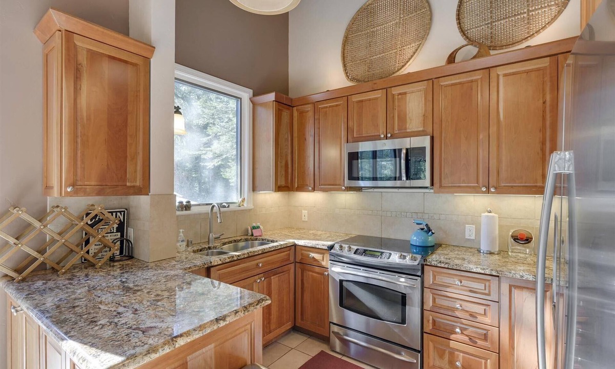 Alpine Meadows House | On the Edge at Alpine By Tahoe Getaways - Dog OK- Mountain Views- Ski Shuttle!