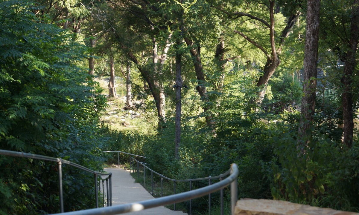 Gruene Condo | On the Guadalupe! Few Doors down to Gruene Hall, shops and more! Walk to River!