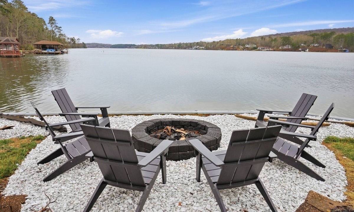 Mount Gilead House | On the Main Channel, private dock, fire pit, beautiful sunsets, sleeps 8-10