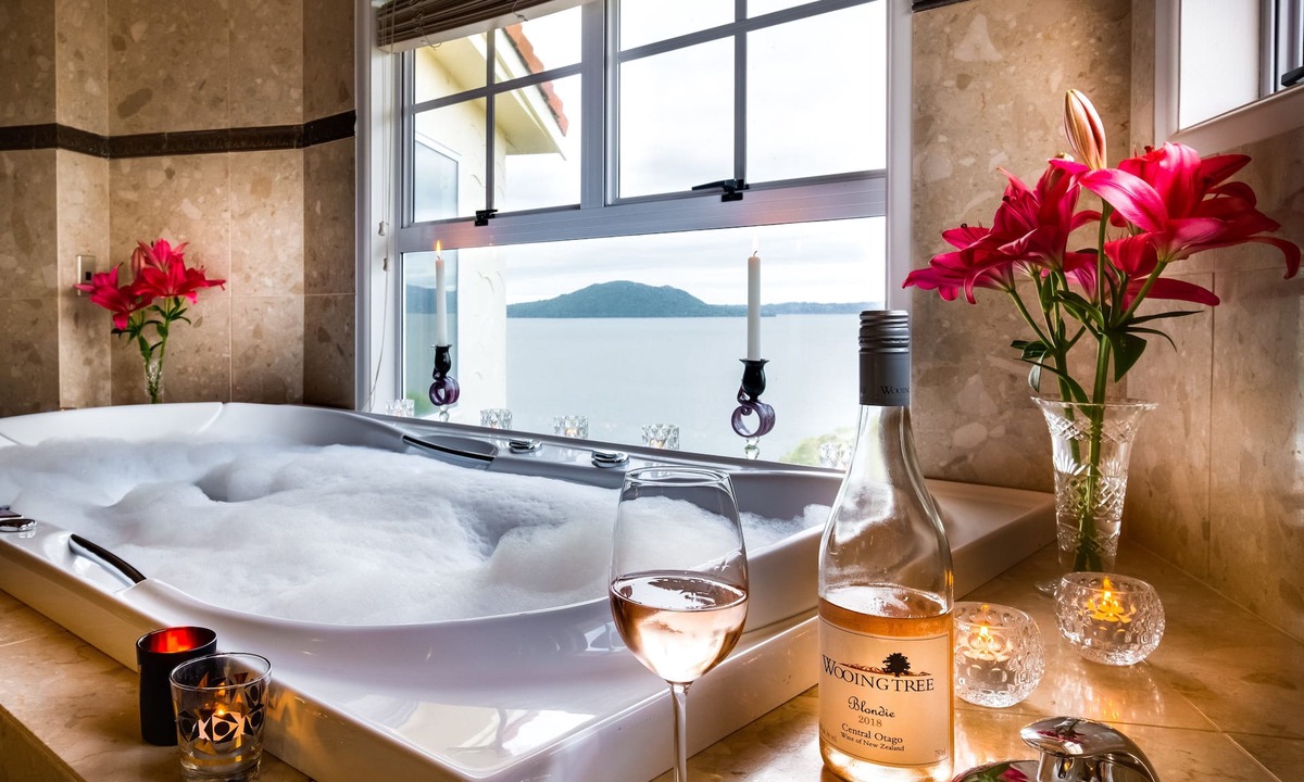 Kawaha Point Cabin | On The Point - Lake Rotorua