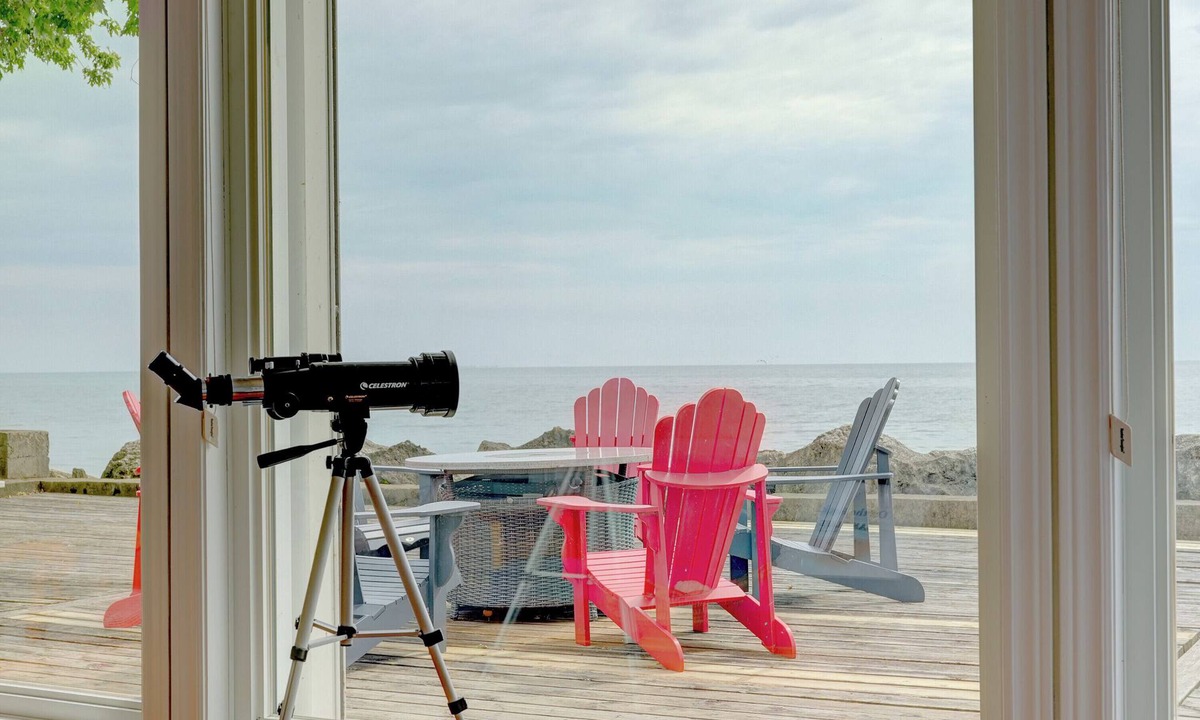Leamington House | "On The Rocks" | Lakefront Fire Table + 2km from Point Pelee National Park