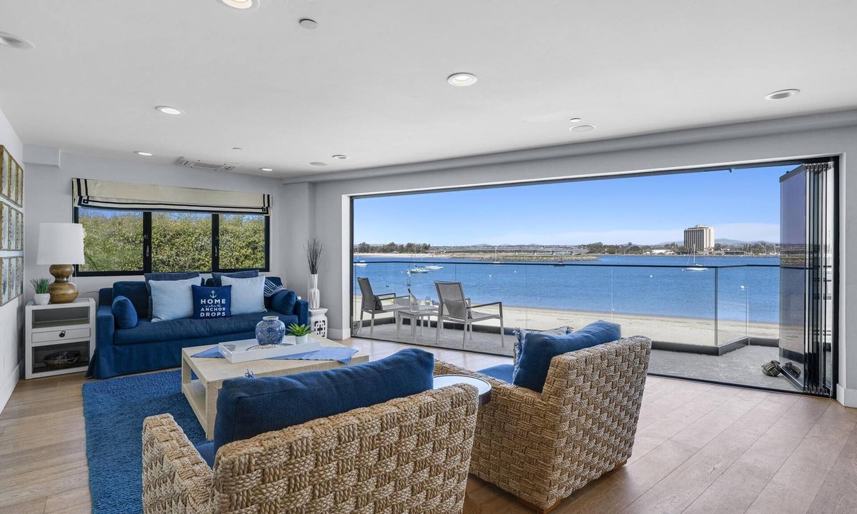 South Mission Beach Condo | On the Sand! Panoramic Bay Views + A/C | Bayside Retreat 2