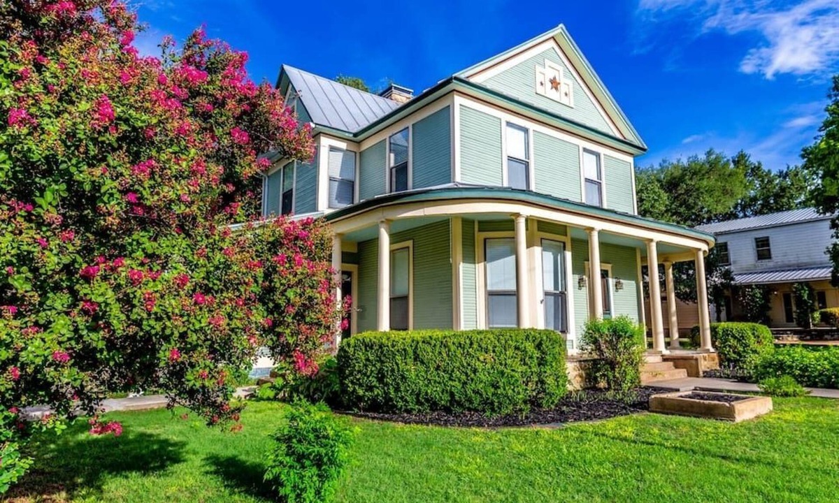 Johnson City House | On The Town Square, WALK TO FOOD, BARS, WINERIES.
