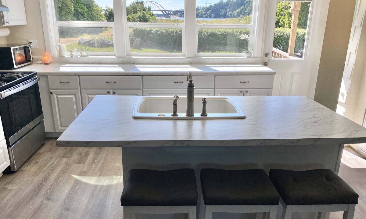 Waldport House | On the Water's Edge - Dog-Friendly, Crabbing, Bridge Views & More