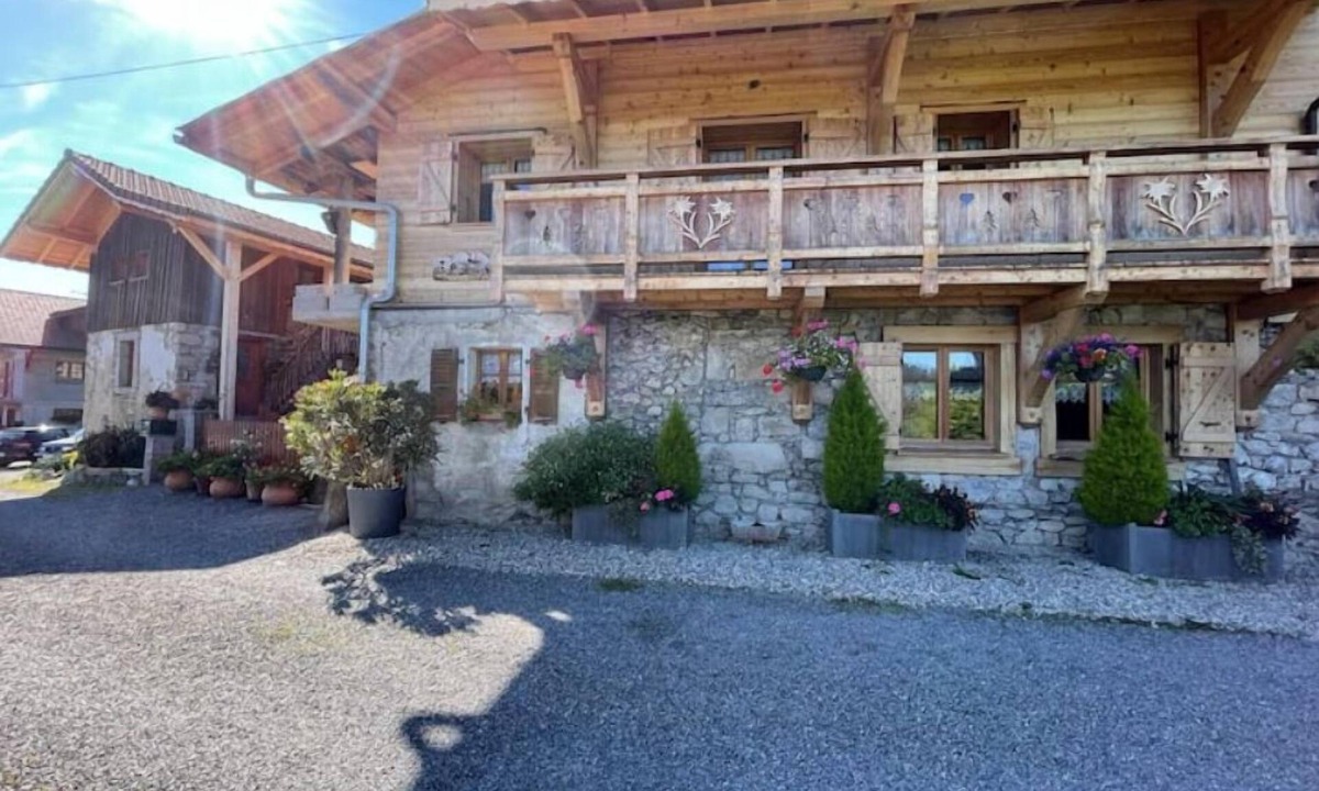 Vailly Ski Chalet | On top of the hill